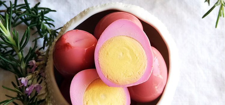 Huevos de codorniz de color rosa con bacalao ahumado